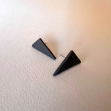 Load image into Gallery viewer, STUD earrings - triangle black
